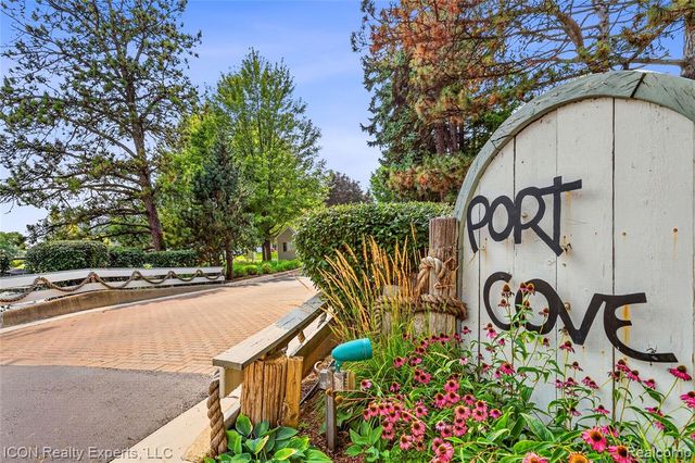 3559 Port Cove Drive 27, Waterford, MI 48328