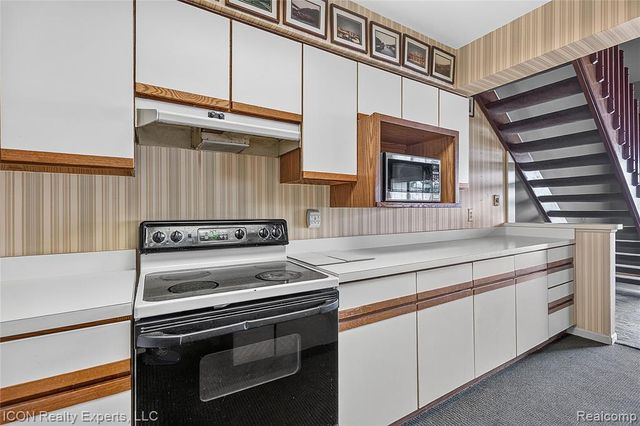 3559 Port Cove Drive 27, Waterford, MI 48328