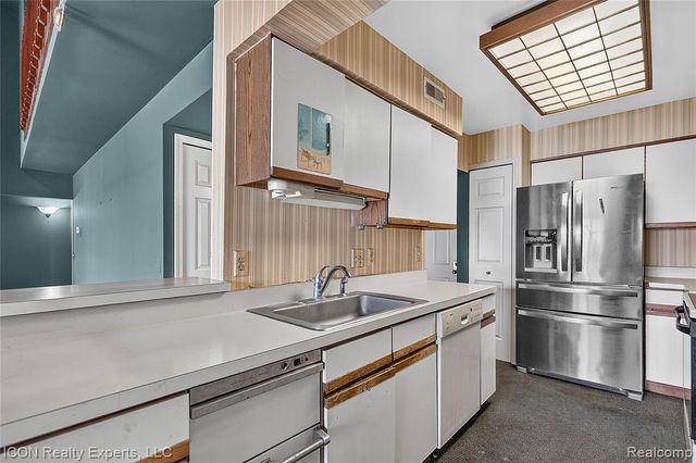 3559 Port Cove Drive 27, Waterford, MI 48328