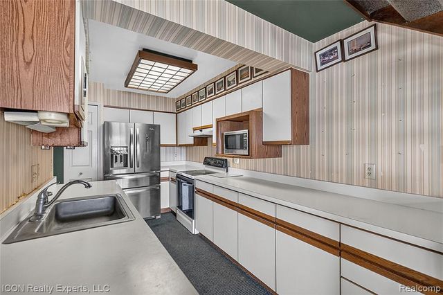 3559 Port Cove Drive 27, Waterford, MI 48328