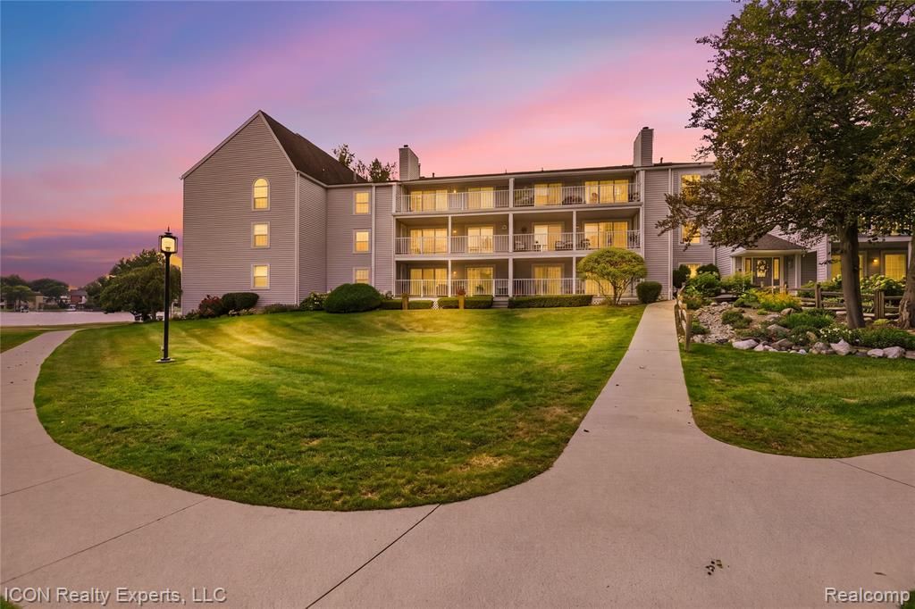 3559 Port Cove Drive 27, Waterford, MI 48328
