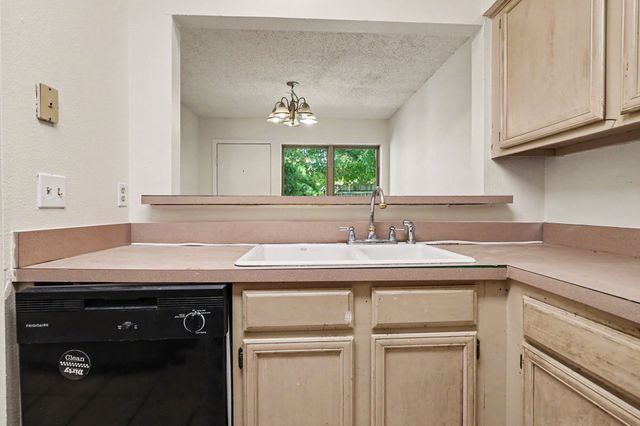 2700 Meadow Park Drive, Bedford, TX 76021