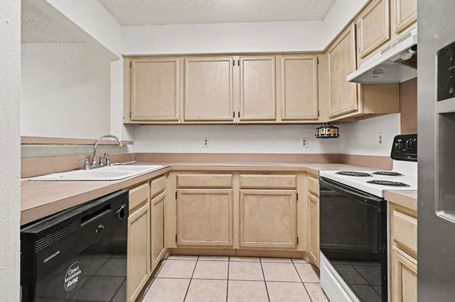 2700 Meadow Park Drive, Bedford, TX 76021