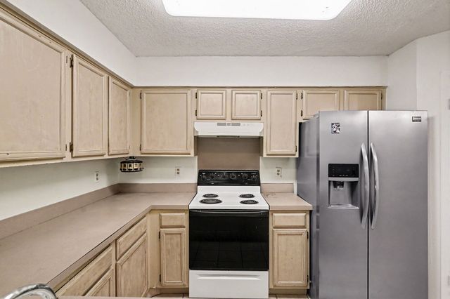 2700 Meadow Park Drive, Bedford, TX 76021