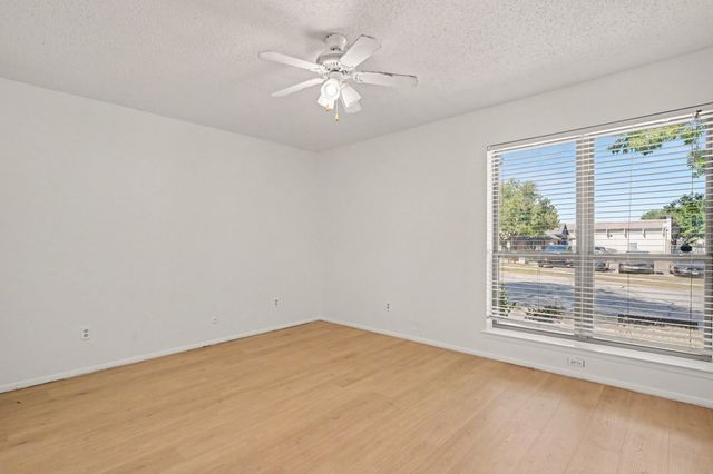2700 Meadow Park Drive, Bedford, TX 76021