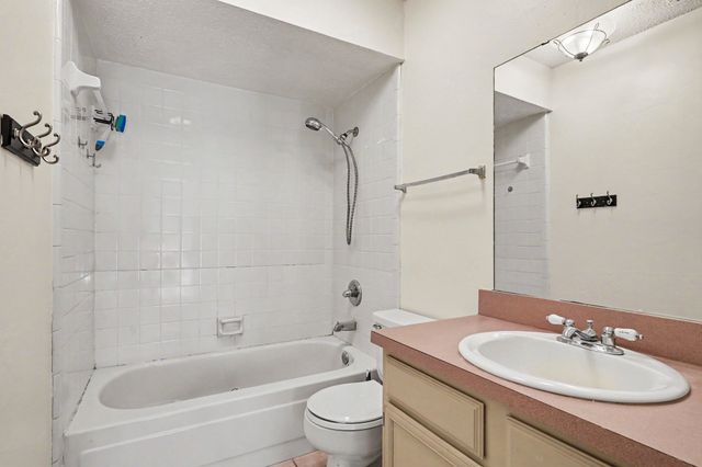 2700 Meadow Park Drive, Bedford, TX 76021