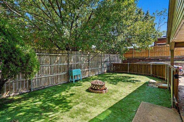 2700 Meadow Park Drive, Bedford, TX 76021
