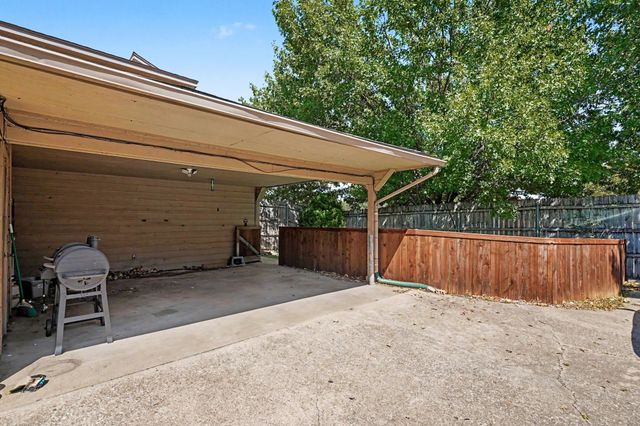 2700 Meadow Park Drive, Bedford, TX 76021
