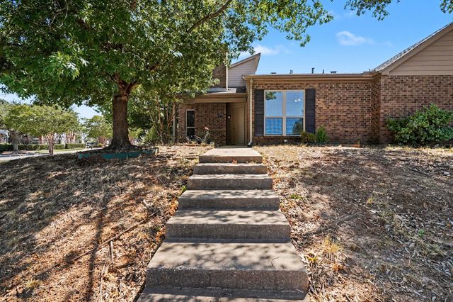 2700 Meadow Park Drive, Bedford, TX 76021