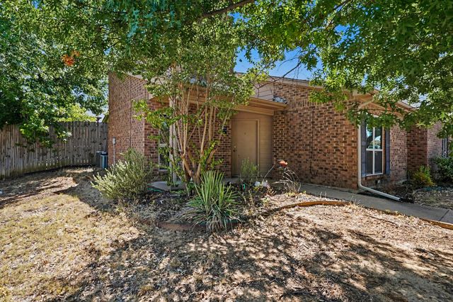 2700 Meadow Park Drive, Bedford, TX 76021