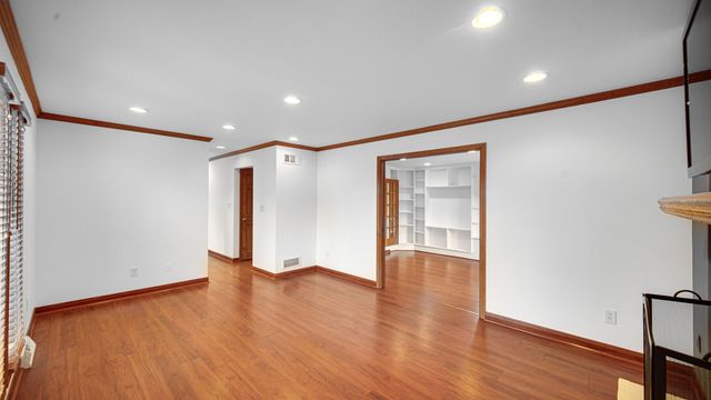 1124 Lisa Lane, Schererville, IN 46375