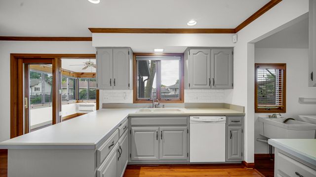 1124 Lisa Lane, Schererville, IN 46375