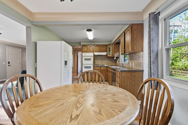 604 Valley Drive, Rossford, OH 43460