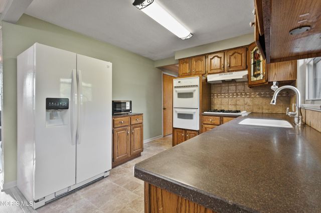 604 Valley Drive, Rossford, OH 43460