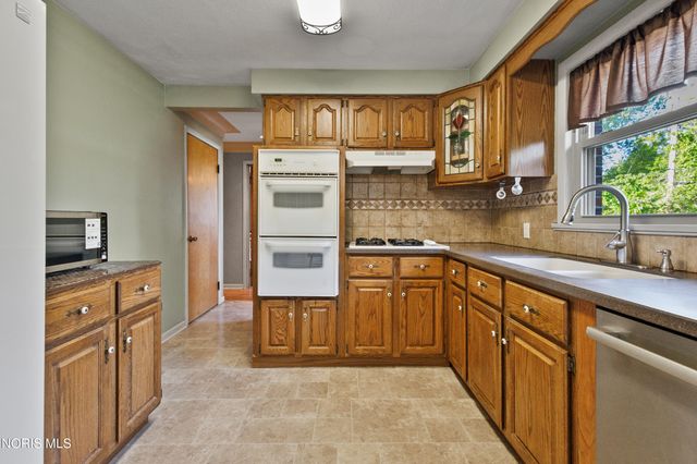 604 Valley Drive, Rossford, OH 43460