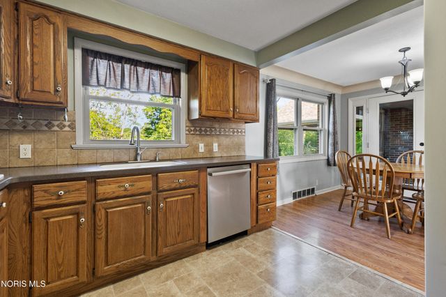 604 Valley Drive, Rossford, OH 43460