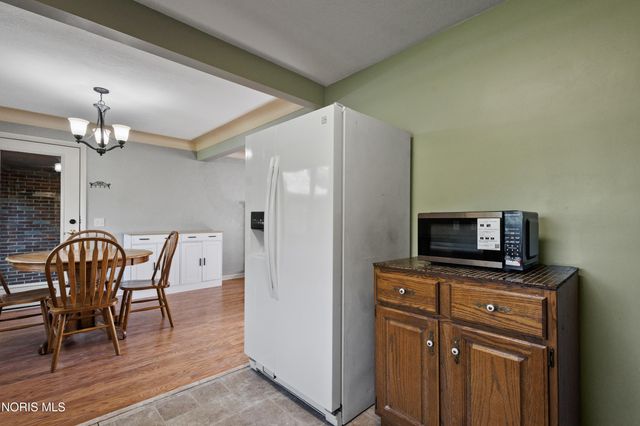 604 Valley Drive, Rossford, OH 43460