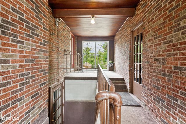 604 Valley Drive, Rossford, OH 43460