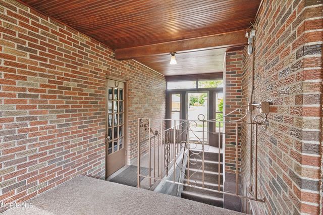 604 Valley Drive, Rossford, OH 43460