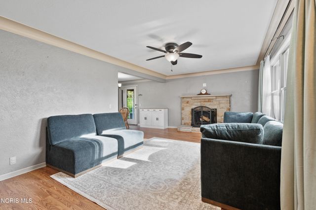 604 Valley Drive, Rossford, OH 43460