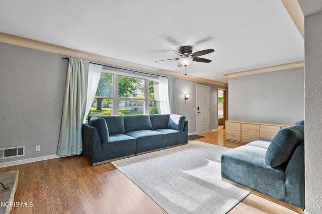604 Valley Drive, Rossford, OH 43460