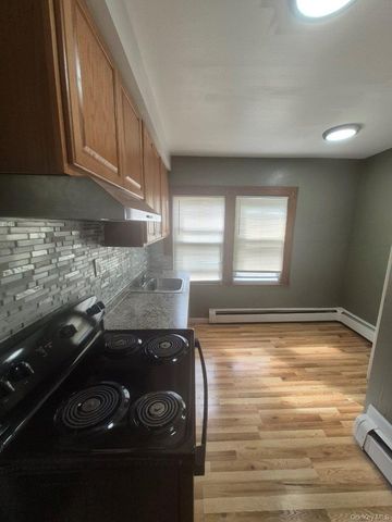 86 Woodlawn Avenue, Valley Stream, NY 11581