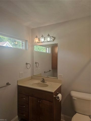 1068 Sharon DR, Chesapeake, VA 23320