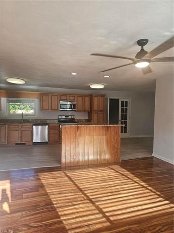 1068 Sharon DR, Chesapeake, VA 23320