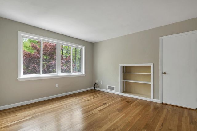 16 Old Manchester Road, Amherst, NH 03031