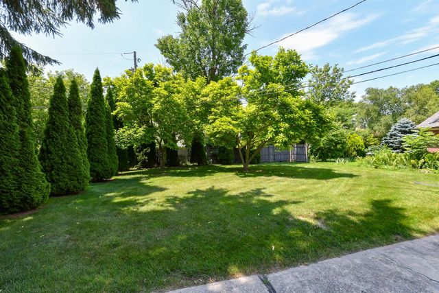 5769 N River Forest DRIVE, Glendale, WI 53209