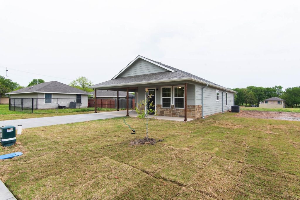 400 Allen Avenue, Bonham, TX 75418