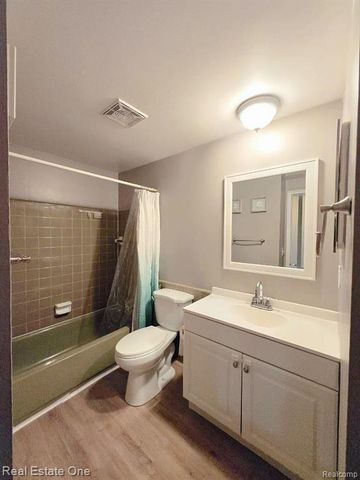 24128 Quad Park Lane, Clinton Township, MI 48035