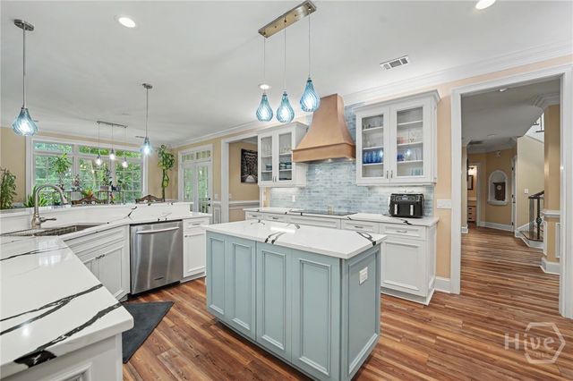 24 Oakcrest Drive E, Savannah, GA 31405