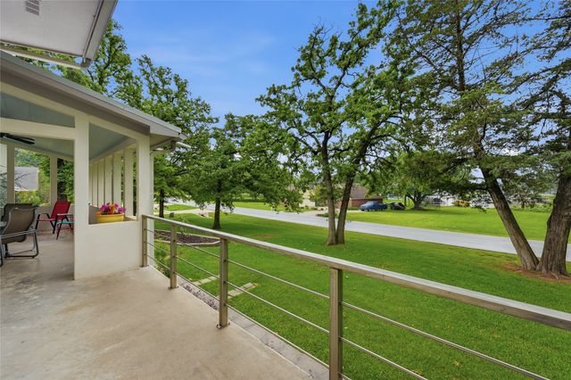 316 Comanche Drive, Lake Kiowa, TX 76240