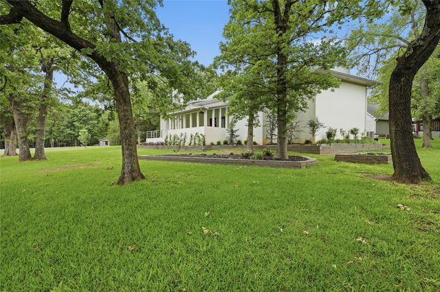 316 Comanche Drive, Lake Kiowa, TX 76240