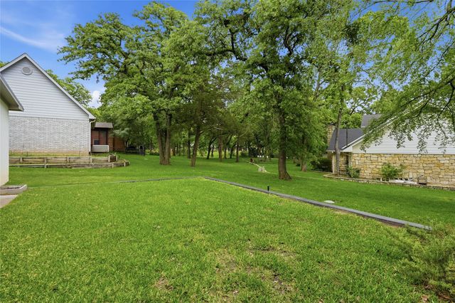 316 Comanche Drive, Lake Kiowa, TX 76240
