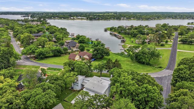 316 Comanche Drive, Lake Kiowa, TX 76240