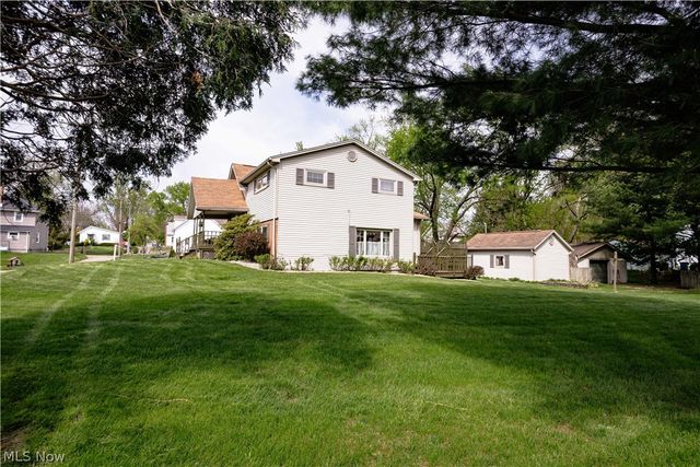 518 Hoover Place SE, Hartville, OH 44632