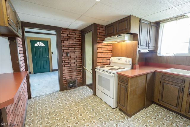 518 Hoover Place SE, Hartville, OH 44632