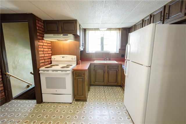 518 Hoover Place SE, Hartville, OH 44632
