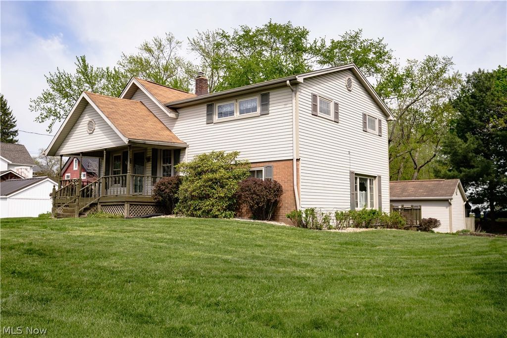 518 Hoover Place SE, Hartville, OH 44632