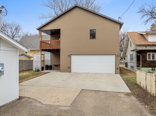 117 7th St SE, Minot, ND 58701