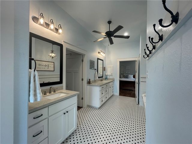 1694 Henry Prairie Road, Franklin, TX 77856