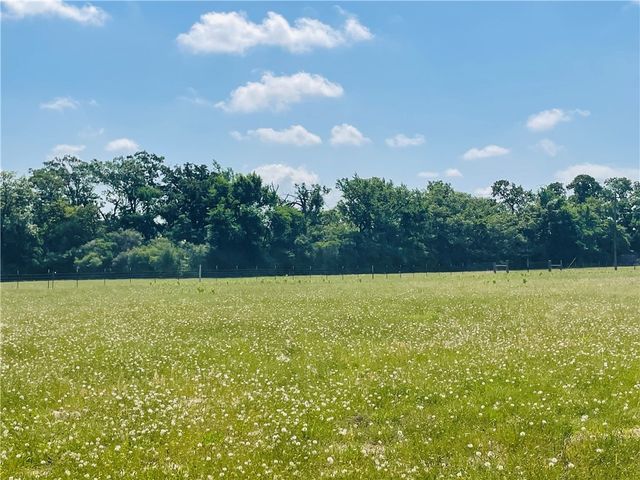 1694 Henry Prairie Road, Franklin, TX 77856