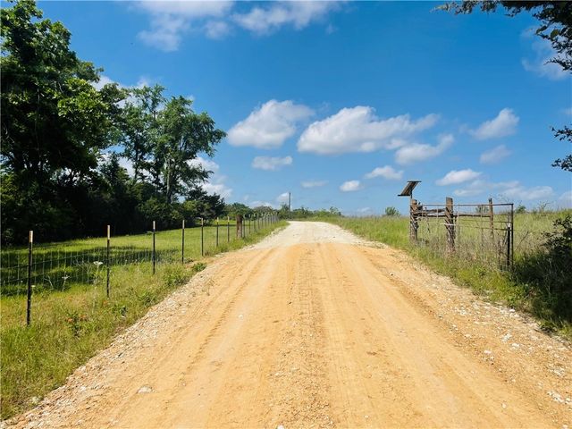1694 Henry Prairie Road, Franklin, TX 77856
