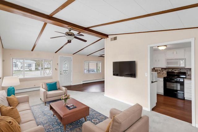 1053 Lakeview Road, Elgin, IL 60123