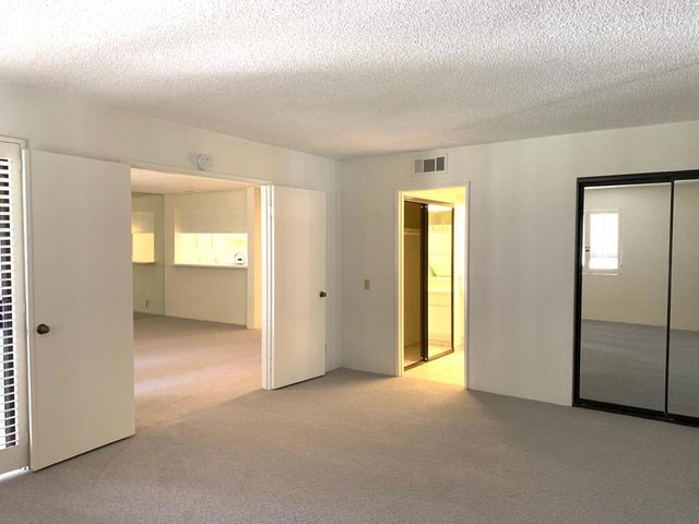 353 E Via Escuela 213, Palm Springs, CA 92262