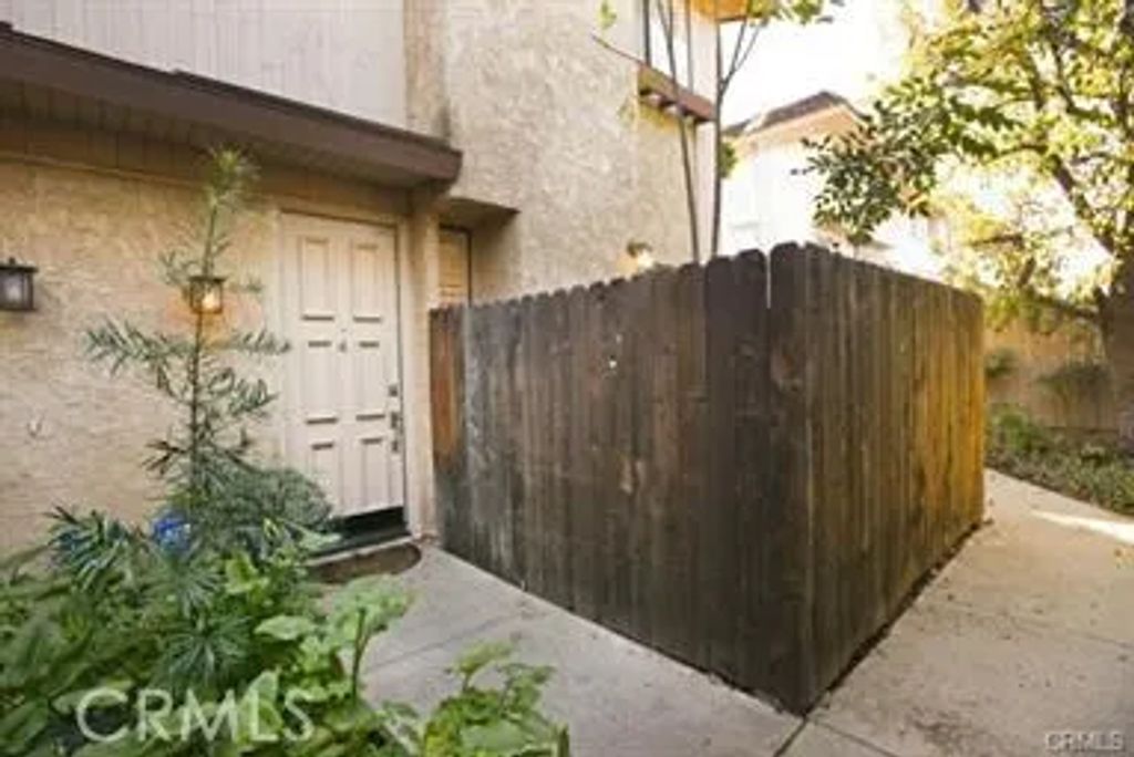 17807 Devonshire Street 4, Northridge, CA 91325