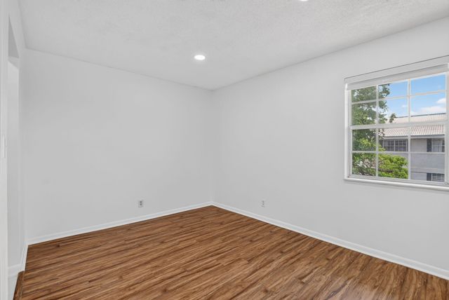 298 SW 6th Street 204, Boca Raton, FL 33432