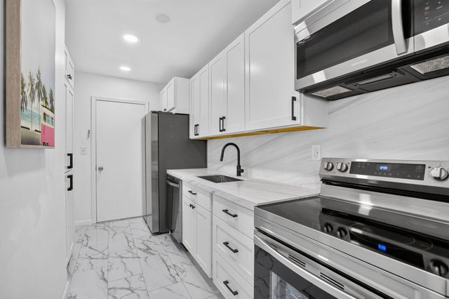 298 SW 6th Street 204, Boca Raton, FL 33432